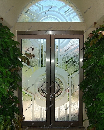 Входная группа в жилой дом обычно включает распашную дверь, стекло ее при этом часто декорируют в какой-либо из множества витражных техник