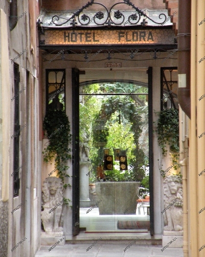 Распашные входные двери в гостиницу - традиционный вариант обустройства фасада здания