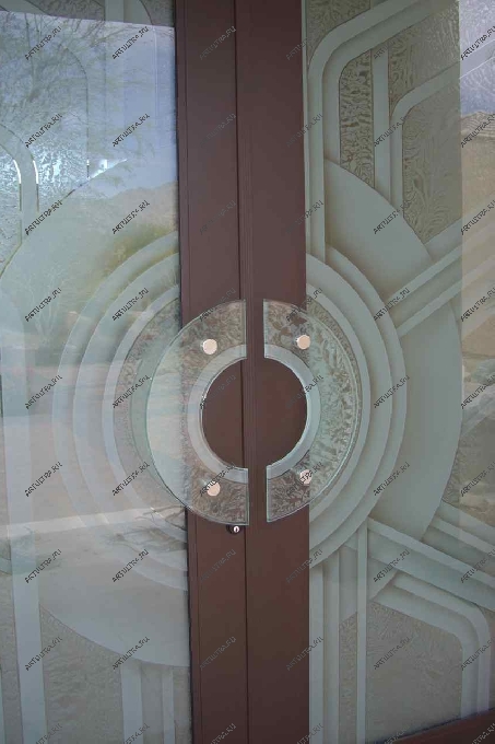 При производстве дверей в кафе могут использоваться различные техники декорирования