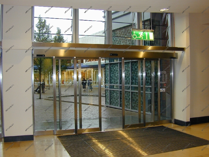 Телескопическая раздвижная дверь для магазина благодаря своим конструктивным особенностям позволяет регулировать ширину дверного прохода