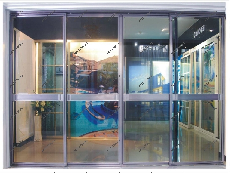 Тип движения створок входных стеклянных раздвижных дверей влияет на окончательную стоимость конструкции