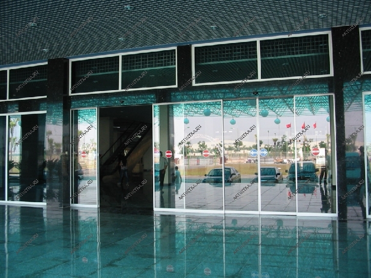 Конструкционные особенности входной группы торгового центра различны по типу открывания дверных створок