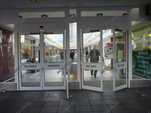 Маятниковая входная дверь в торговый центр - отличное решение для зданий подобного типа