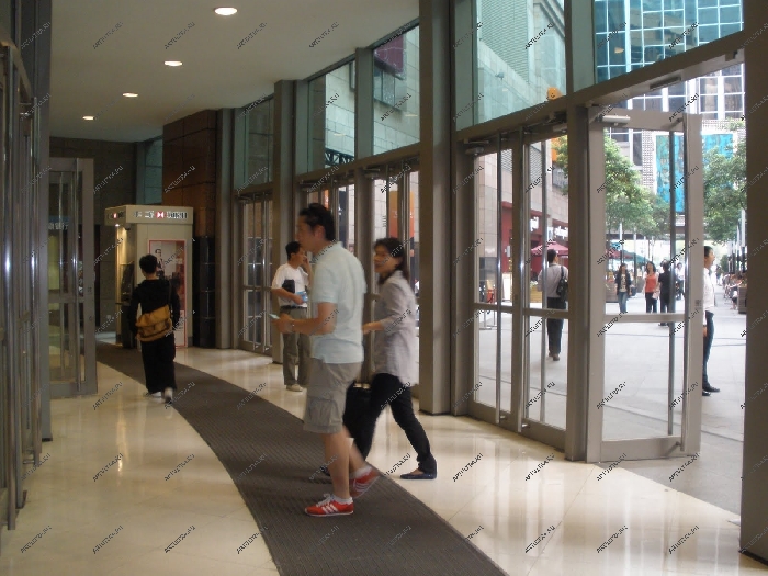 Входная дверь в торговый центр должна справляться с большими потоками посетителей