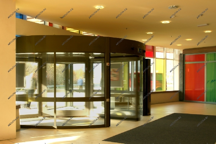 Револьверная дверь в торговый центр может справляться с большим потоком посетителей, что очень важно для зданий подобного типа и назначения