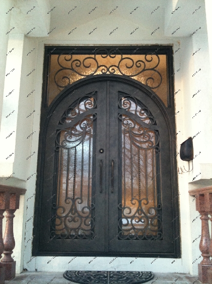Входных двери для частного дома, богато украшенные коваными решетками, обойдутся на порядок дороже типовых