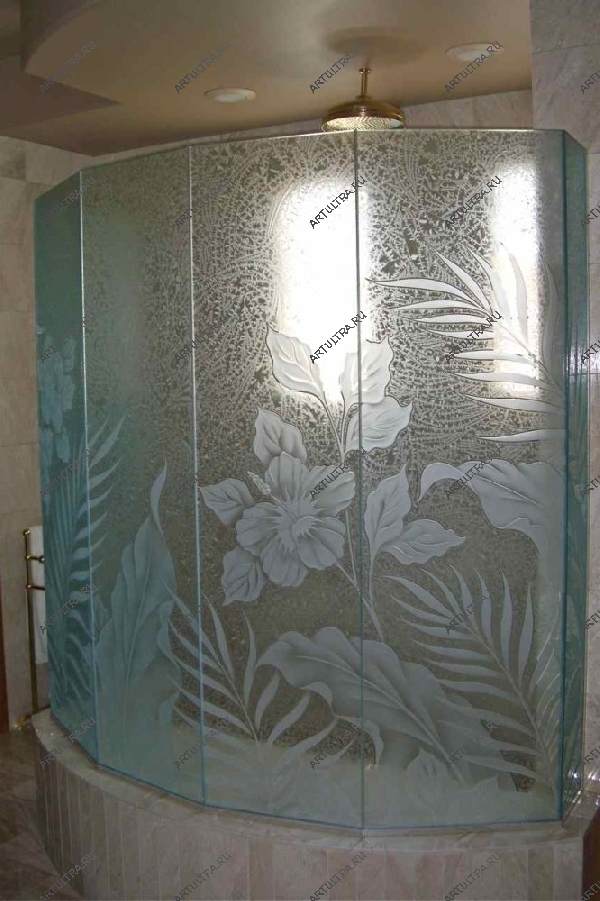 Поскольку пескоструйные рисунки не боятся воды – это оптимальный вариант для декора ванной комнаты