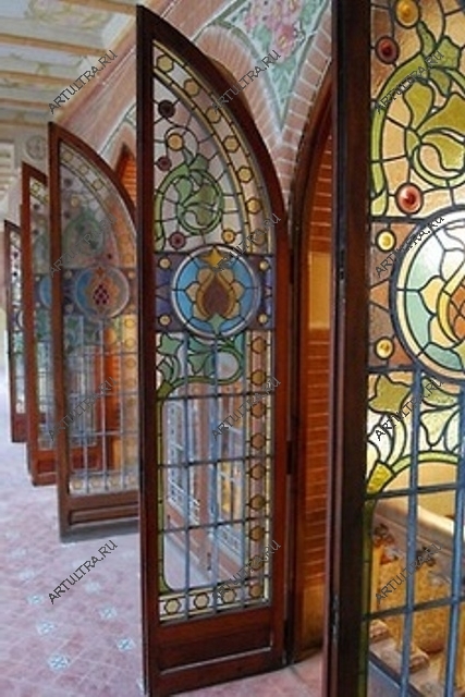 Модный витраж Тиффани может применяться для декорирования балконной двери