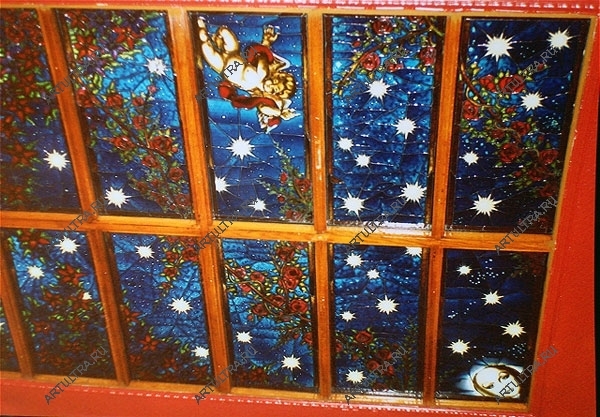 Витражный рисунок на потолке - звездная ночь