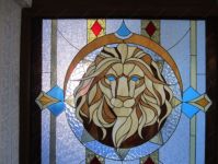 фото витражное стекло со львом