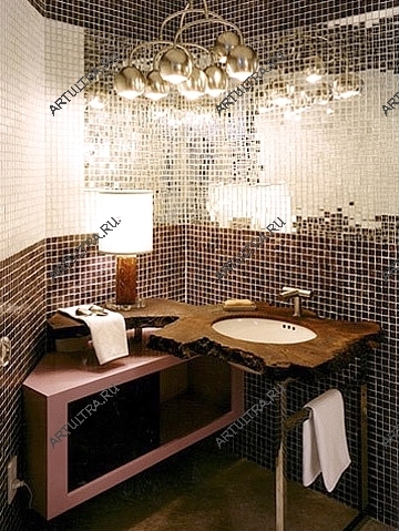 Мозаичная зеркальная плитка с успехом используется дизайнерами для формирования ультрамодных эклектичных интерьеров