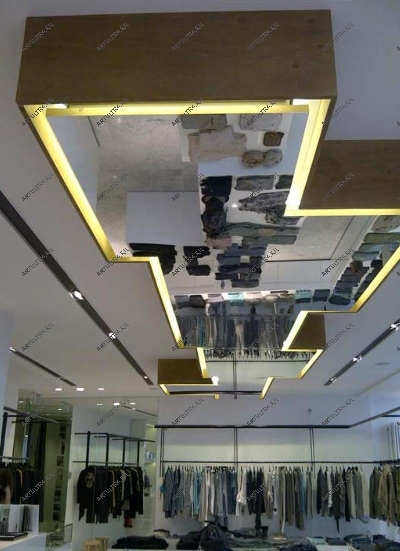 На фото - зеркальный потолок, нашедший необычную реализацию в интерьере бутика