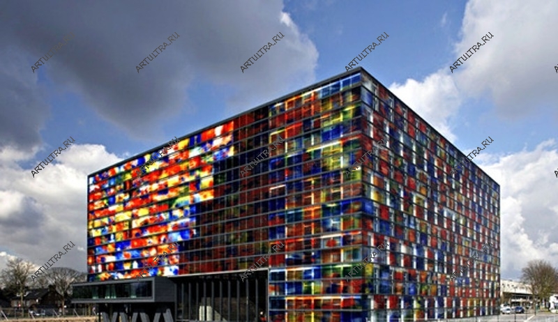 Необычные витражи на фасаде Нидерландского института звука и изображения