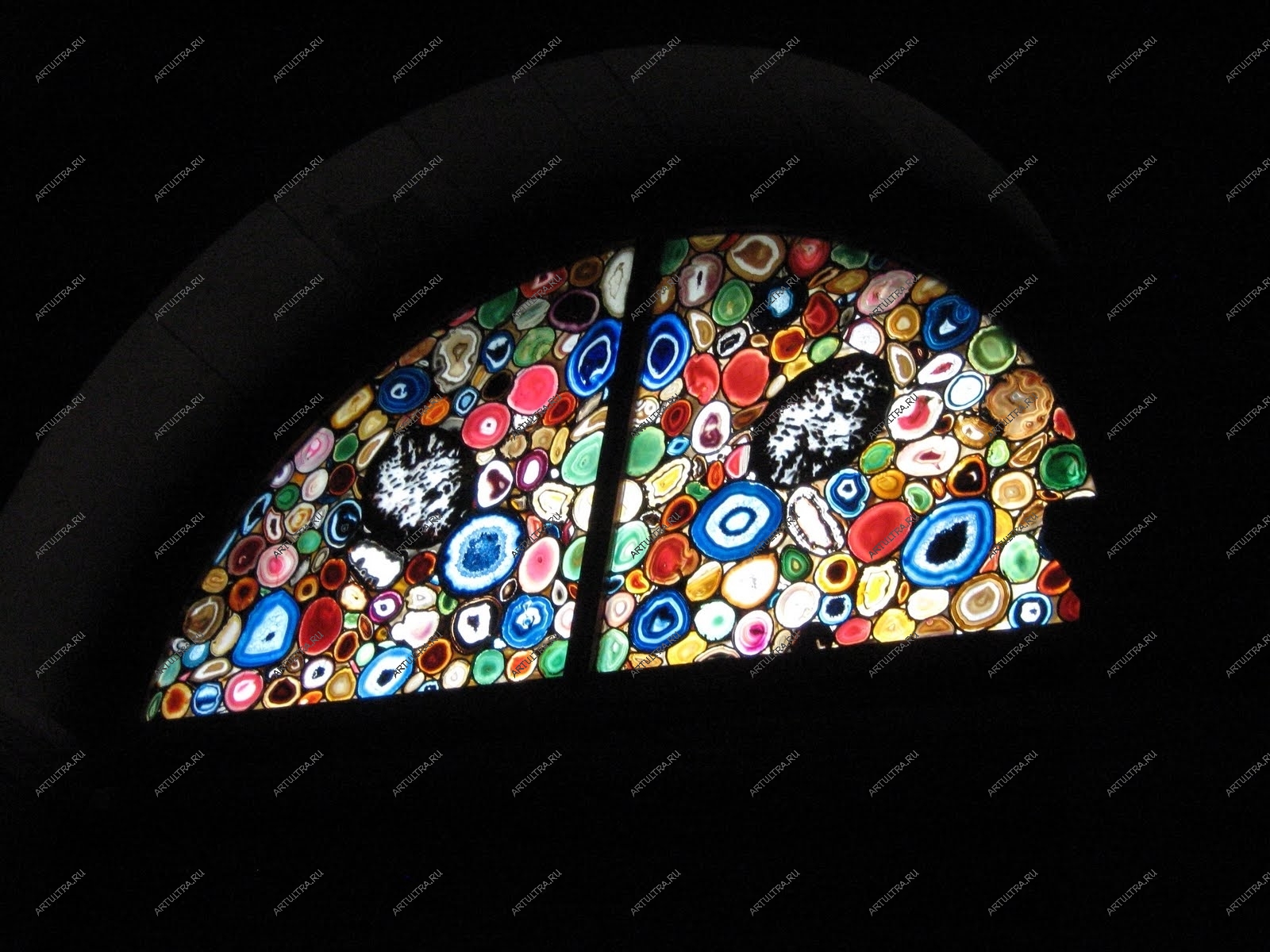 Необычные витражи, украшающие окна церквей г. Цюрих