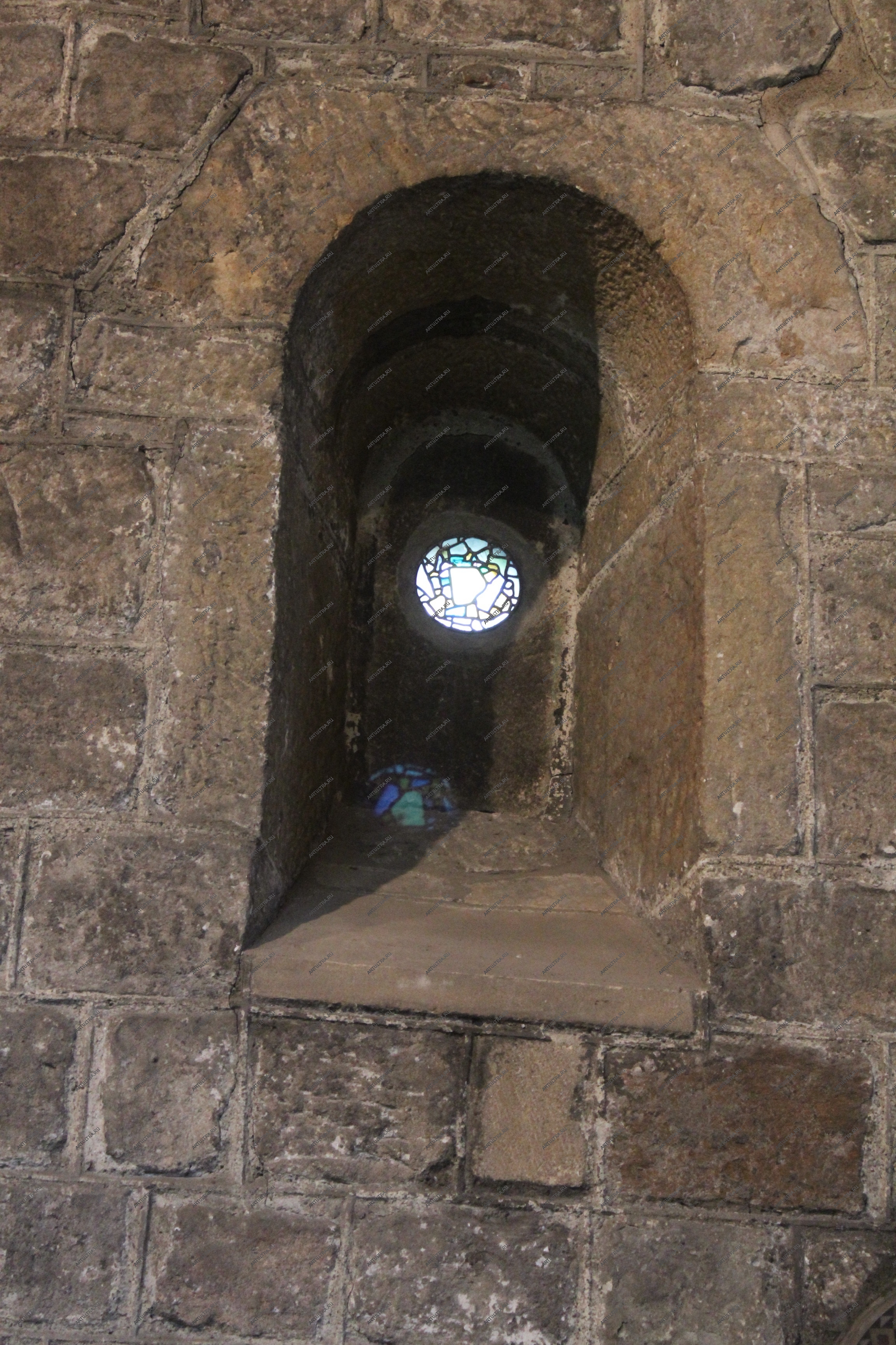 Старинный витраж в монастыре Святого Павла