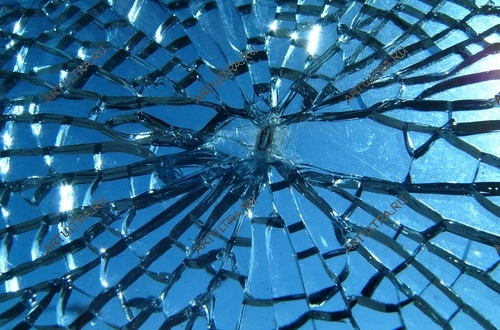 Закаленное стекло даже при повреждении остается безопасным