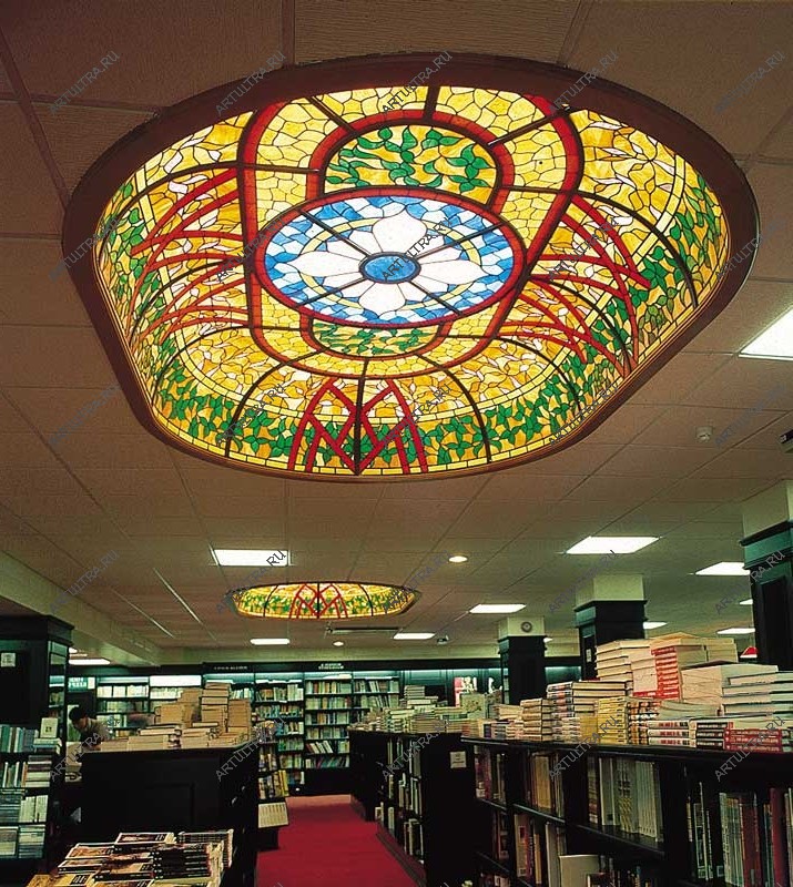 Фигурный потолок с цветным стеклом