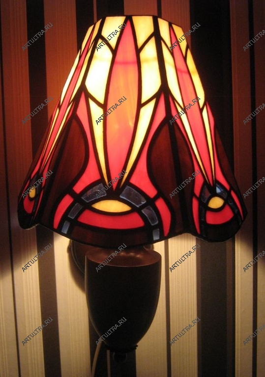 Светильник из цветного стекла красных оттенков отлично смотрится в интерьере стиля готика или ар-деко.
