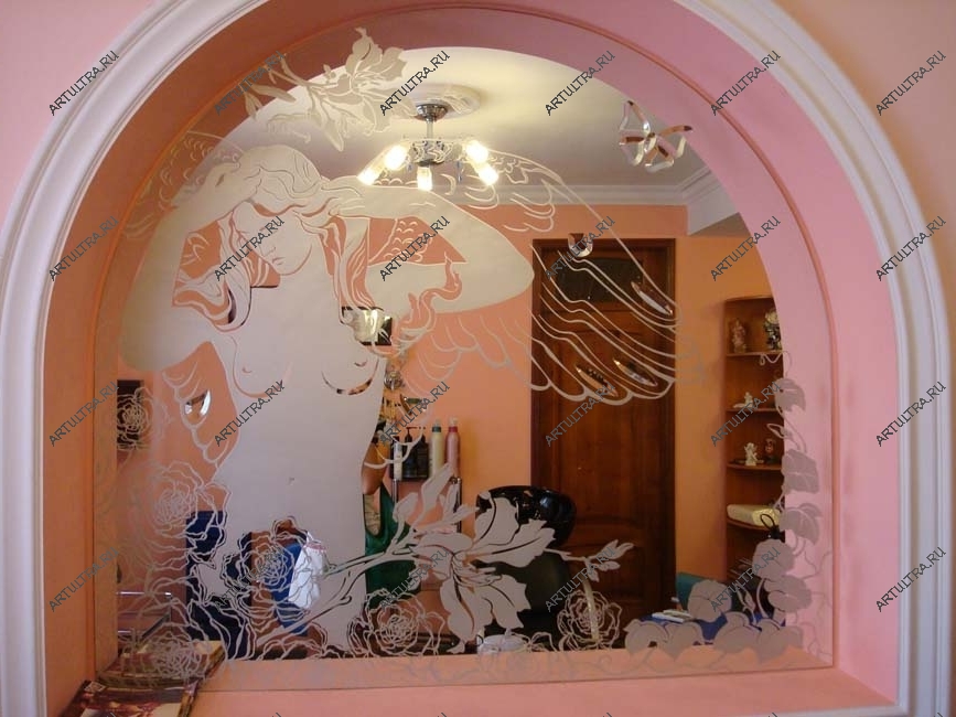 Зеркало с пескоструйными узорами как центральный элемент убранства зала.